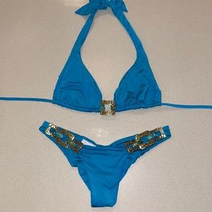 Beach Bunny Turquoise Scrunch Butt Bikini with Gold Hardware Top S Bottom XS
